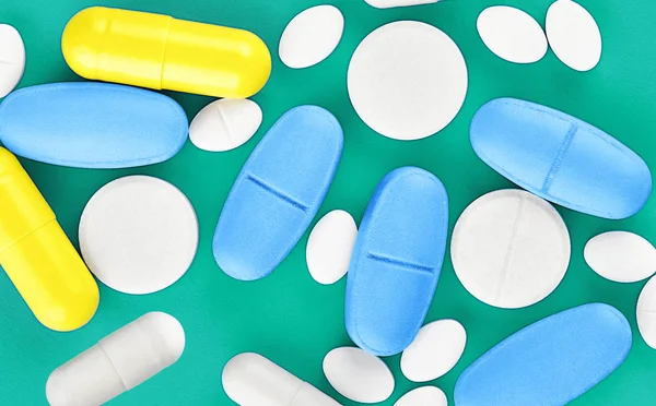 Surtido de píldoras, tabletas y cápsulas de medicamentos farmacéuticos en — Foto de Stock