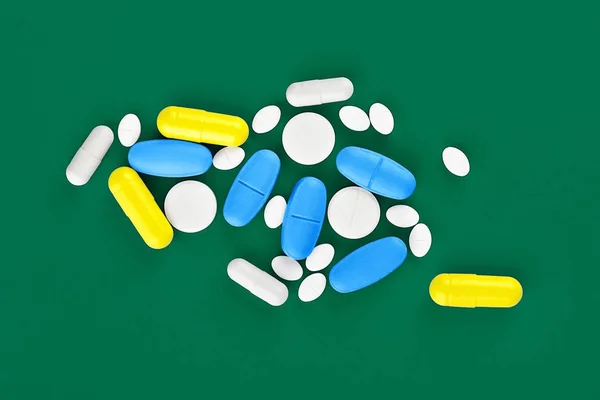 Ассорти лекарственных препаратов таблетки, таблетки и капсулы на — стоковое фото