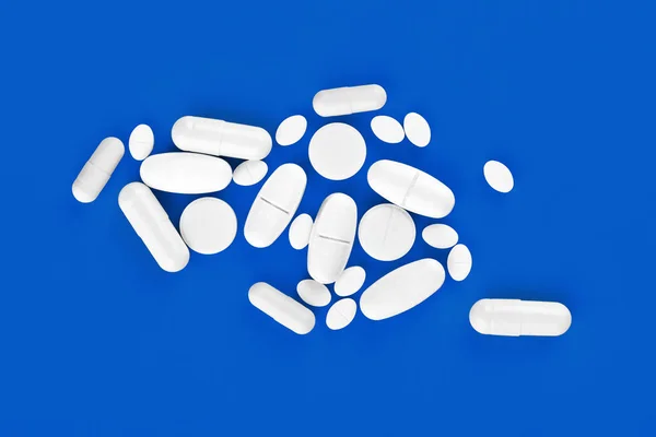 Comprimidos, comprimidos e cápsulas de medicamentos variados — Fotografia de Stock