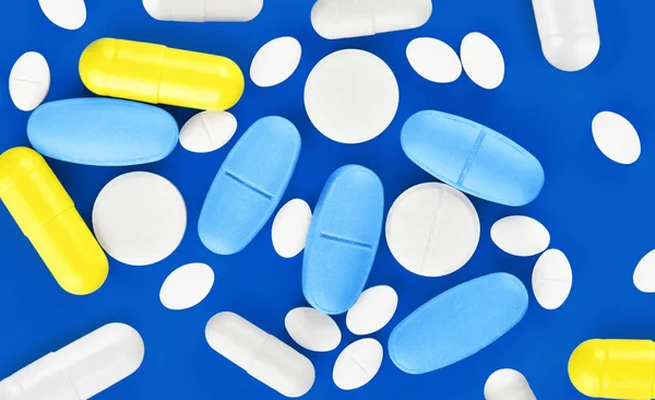 Různé farmaceutické medicíny prášky, tablety a kapsle na — Stock fotografie
