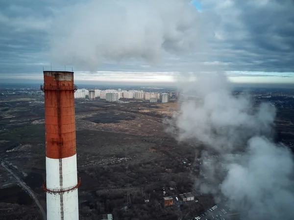 Tubi di fumo della centrale termica. Vista aerea. Tubi di alluminio — Foto Stock