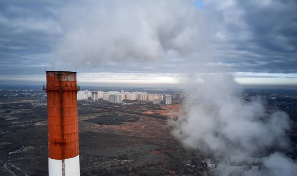 Tuberías humeantes de central térmica. Vista aérea. Tubos de los demás —  Fotos de Stock