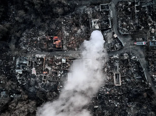 Vecchia casa dopo l'incendio e bruciato tutto nella zona. vista dall'alto — Foto Stock