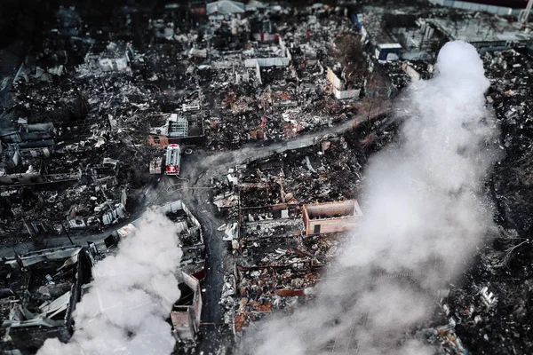 Vecchia casa dopo l'incendio e bruciato tutto nella zona. vista dall'alto — Foto Stock