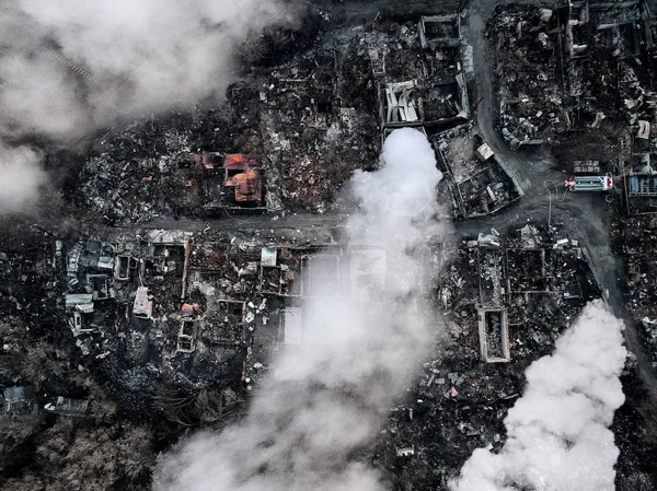 Vecchia casa dopo l'incendio e bruciato tutto nella zona. vista dall'alto — Foto Stock