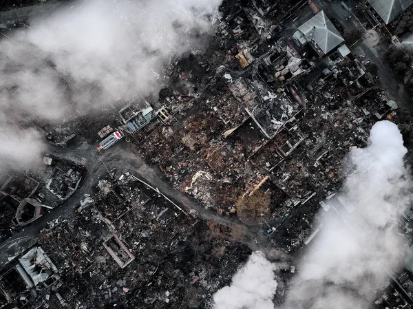 Vecchia casa dopo l'incendio e bruciato tutto nella zona. vista dall'alto — Foto Stock