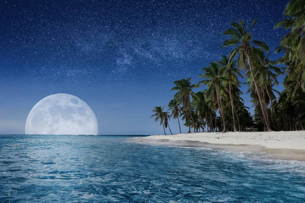 Райський пляж вночі. Тропічний рай, білий пісок, пляж, р — стокове фото