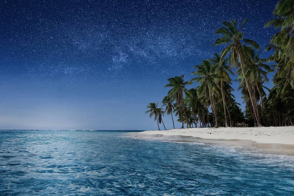 Cennet plaj gece. Tropik cennet, beyaz kum, plaj, p — Stok fotoğraf