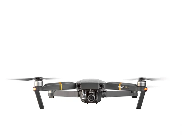 Drone DJI Mavic Pro en vol, sur fond blanc. Un des m — Photo