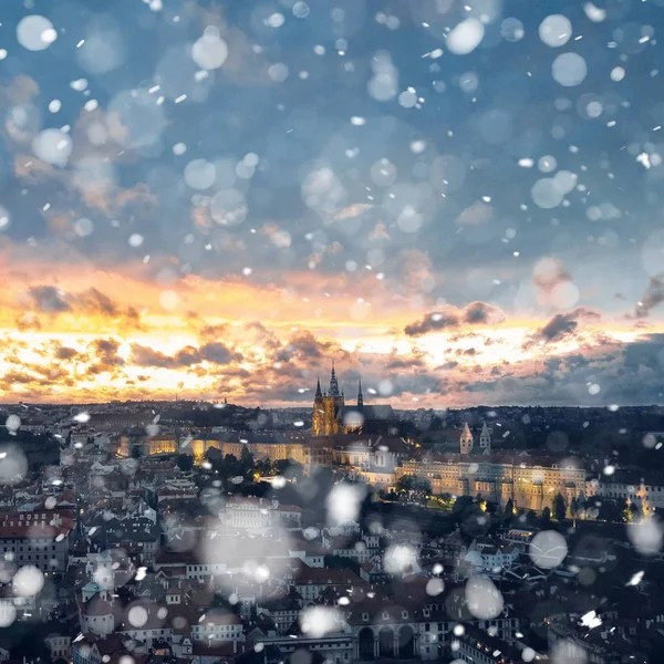 Schöne Luftaufnahme der Stadt Prag - Schneefall kommt in die Stadt — Stockfoto