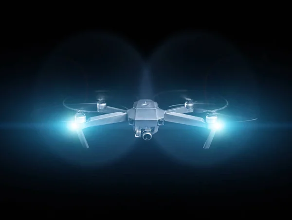 Espía de drones. Drone - Volando en la oscuridad, sobre fondo negro. Primer plano en la oscuridad. Drones portátiles, Vista sobre el gimbal de los drones y la cámara . —  Fotos de Stock