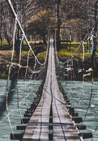 Pont suspendu. pont au-dessus de la rivière — Photo