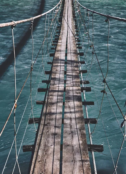 Κρεμαστή γέφυρα. γέφυρα πάνω από τον ποταμό — Φωτογραφία Αρχείου