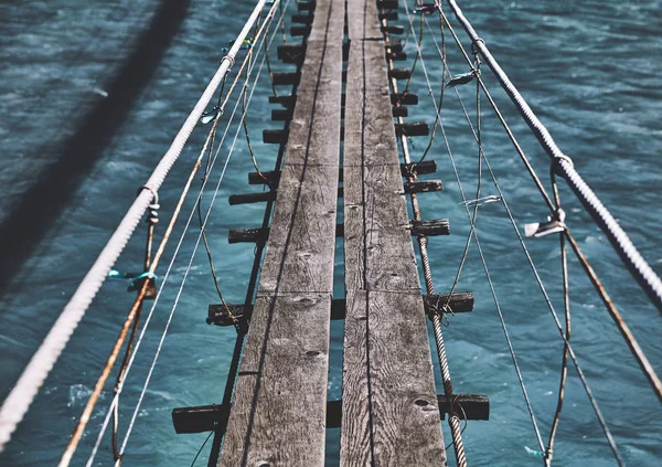 Hängebrücke. Brücke über den Fluss — Stockfoto