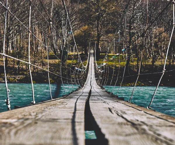 Pont suspendu. pont au-dessus de la rivière — Photo