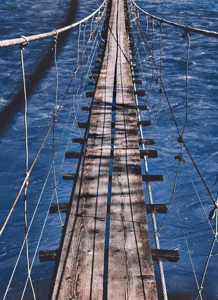 Κρεμαστή γέφυρα. Αρχή κάθε περιπέτειας, δρόμο μέσα στη ζούγκλα. — Φωτογραφία Αρχείου