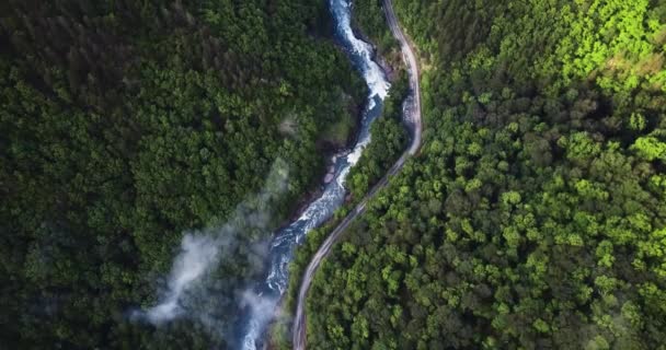 Voando Sobre Desfiladeiro Montanha Estrada Longo Rio Floresta — Vídeo de Stock