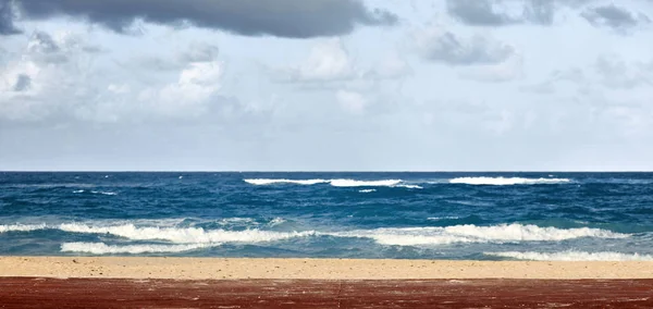 Playa tropical y plataforma de madera. Plataforma en la playa, la arena y el océano — Foto de Stock