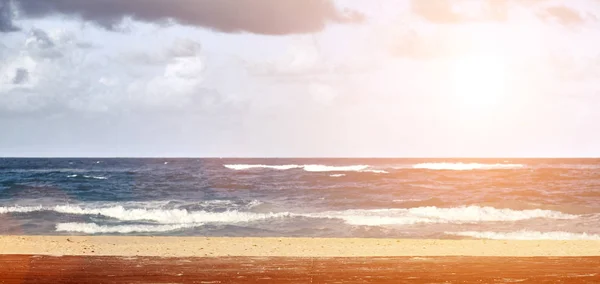 Захід сонця на пляжі. Платформа на пляжі, пісок і океан — стокове фото
