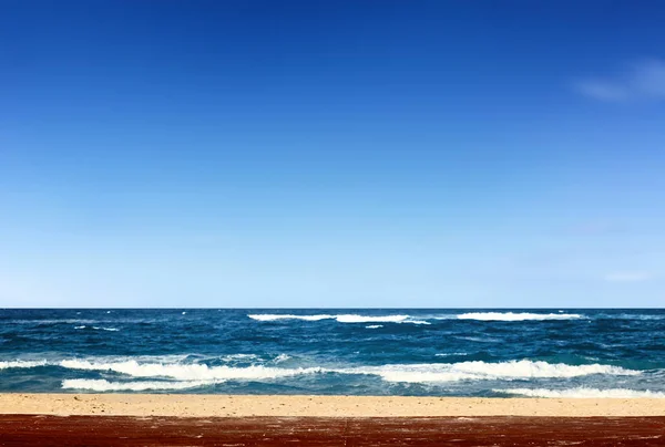 Spiaggia tropicale e piattaforma in legno. Piattaforma sulla spiaggia, sabbia — Foto Stock