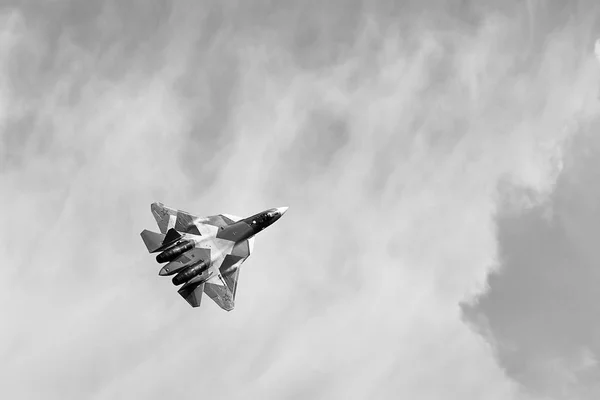 Voo de demonstração do caça SU 57 (T-50) da nova geração russa cinco — Fotografia de Stock