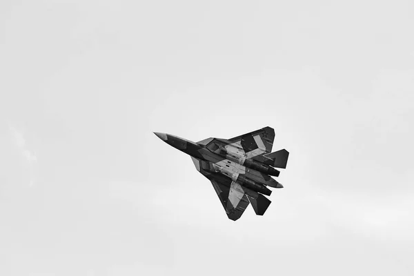 Nieuwe Russische vijf generatie vechter Su 57 (T-50) demonstratie vlucht — Stockfoto