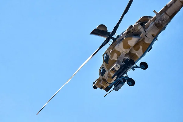 Elicottero d'attacco Mi-28 UB in volo dimostrativo. Mil Mi-28 (nome di segnalazione NATO "Havoc ") — Foto Stock