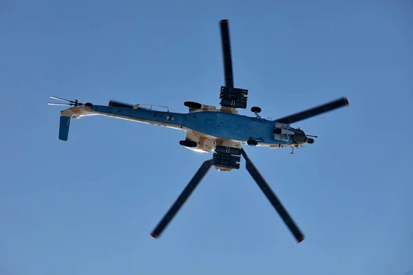Mi-28 ub Kampfhubschrauber beim Demonstrationsflug. mil mi-28 (nato reporting name "Chaos") — Stockfoto
