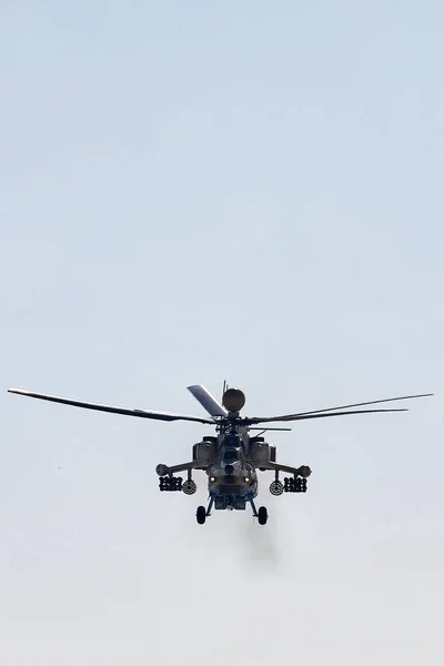 Mi-28 UB attack helicopter performing demonstration flight. Mil Mi-28 (NATO reporting name "Havoc") — Stock Photo, Image