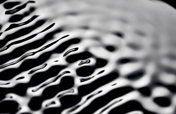 Bewegung des Wassers - abstrakter schwarzer Hintergrund flüssige Textur. Flüssige Abstraktion — Stockfoto