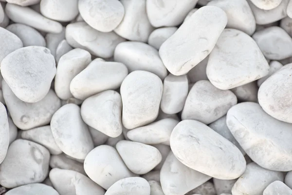 Naturellement poli fond de cailloux de roche blanche. pierres blanches dans le design — Photo