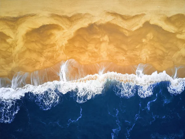 Luftaufnahme mit Blick auf einen Strand. Tiefblaue Wellen und Strand — Stockfoto