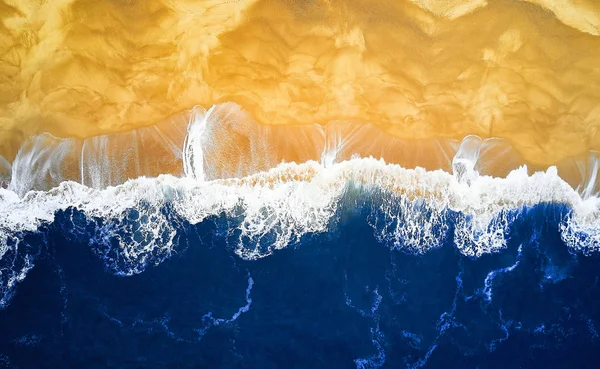 Vista aérea olhando para baixo em uma praia. Ondas azuis profundas e praia — Fotografia de Stock