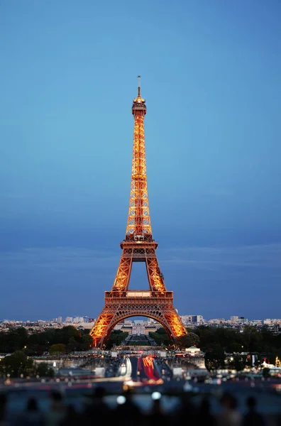 Eiffel Tower in night. Famous historical landmark — Stock Photo, Image