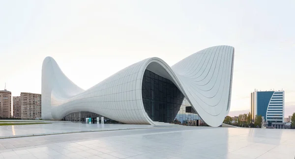 Centro Heydar Aliyev. diseñado por Zaha Hadid. Centro alberga una sala de conferencias, galería y museo — Foto de Stock
