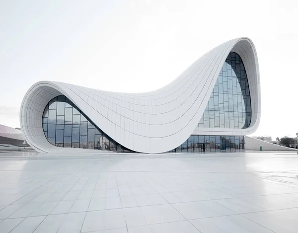 Heydar aliyev center. entworfen von zaha hadid. Zentrum beherbergt Konferenzsaal, Galerie und Museum — Stockfoto