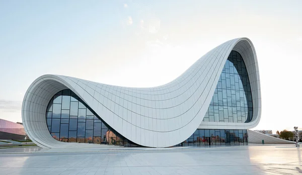 Centro Heydar Aliyev. desenhado por Zaha Hadid. Centro abriga uma sala de conferências, galeria e museu — Fotografia de Stock