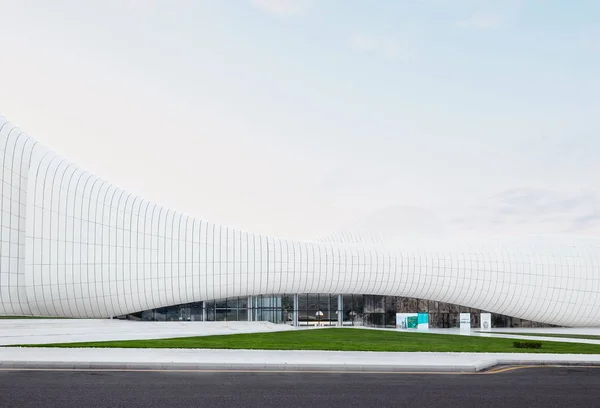 Heydar Aliyev Center. designed by Zaha Hadid. Center houses a conference hall, gallery and museum — Stock Photo, Image