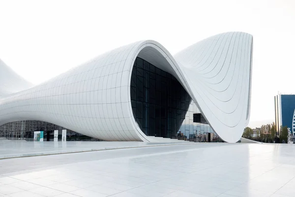 Centro Heydar Aliyev. diseñado por Zaha Hadid. Centro alberga una sala de conferencias, galería y museo —  Fotos de Stock