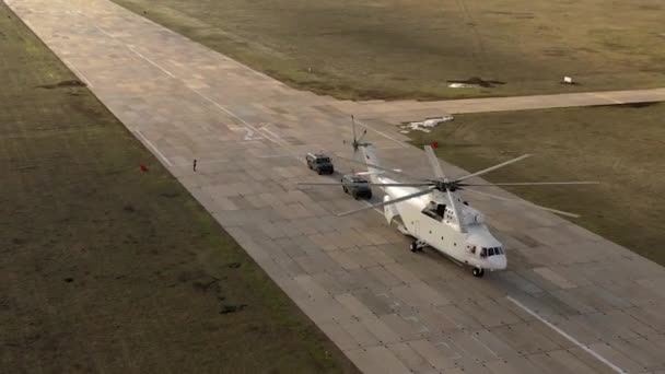 Transporte helicóptero Mi-26 TC coches de carga, vista aérea . — Vídeos de Stock