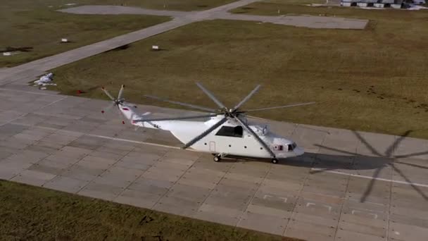 Transporthelikopter Mi-26 Tc laadt auto 's, vanuit de lucht gezien. — Stockvideo