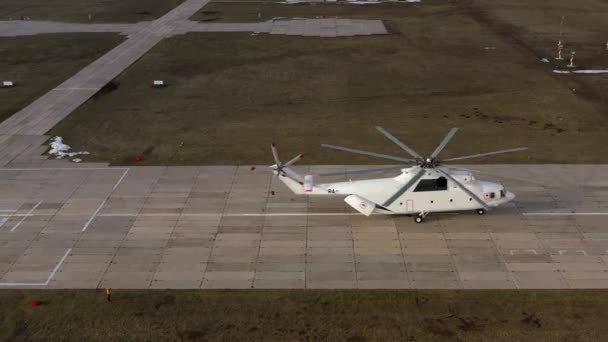 Nakliye helikopteri Mi-26 TC arabaları yüklüyor, hava görüntüsü. — Stok video