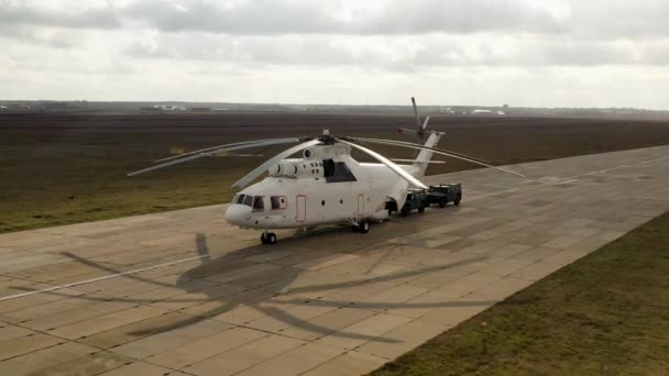 Transporthelikopter Mi-26 Tc laadt auto 's, vanuit de lucht gezien. — Stockvideo