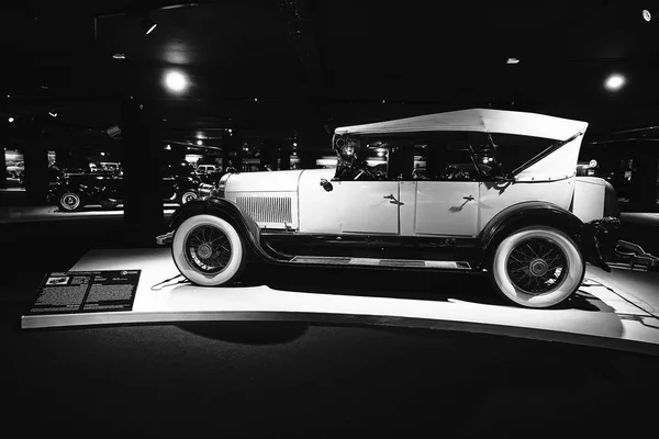 CADILLAC TIPO V-63 TURANTE 1924. Carro retro em exposição . — Fotografia de Stock