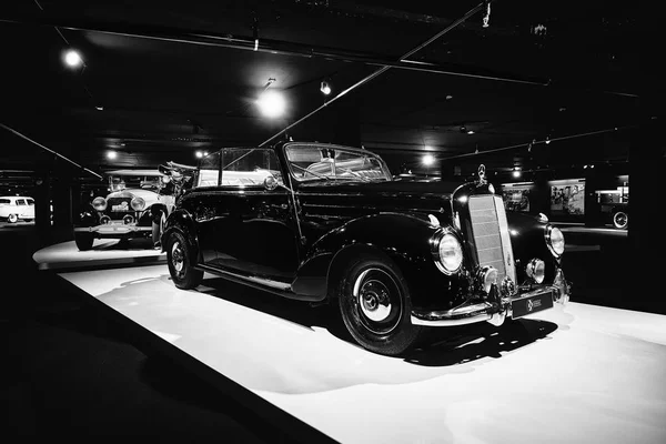 Luxo carro Mercedes-Benz 220 "Cabriolet A" (W187) 1951 . — Fotografia de Stock