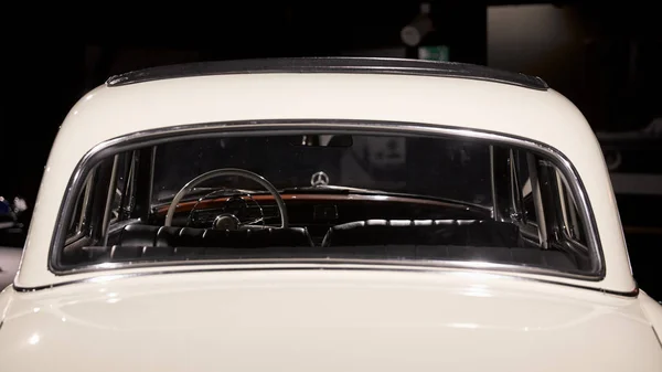 メルセデス・ベンツW180 220（1954年） 。展覧会のレトロカー. — ストック写真