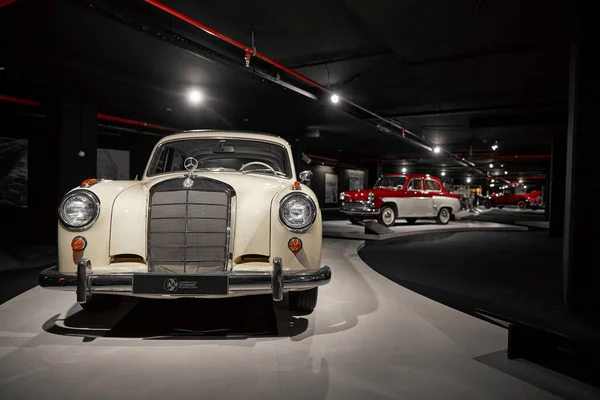 Mercedes-Benz W180 220s (1954). Ρετρό αυτοκίνητο στην έκθεση. — Φωτογραφία Αρχείου