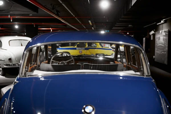 BMW 502 coche alemán del salón de lujo. El coche BMW más exclusivo — Foto de Stock
