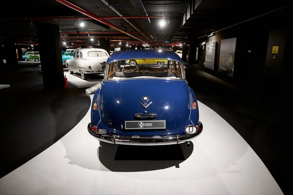 Bmw 502 Niemiecki luksusowy salon samochodowy. Najbardziej ekskluzywny samochód Bmw — Zdjęcie stockowe