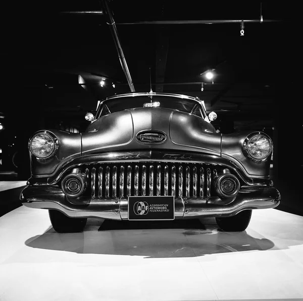 Buick Super Riviera 1952. Retro-Auto auf der Ausstellung. Oldtimer — Stockfoto